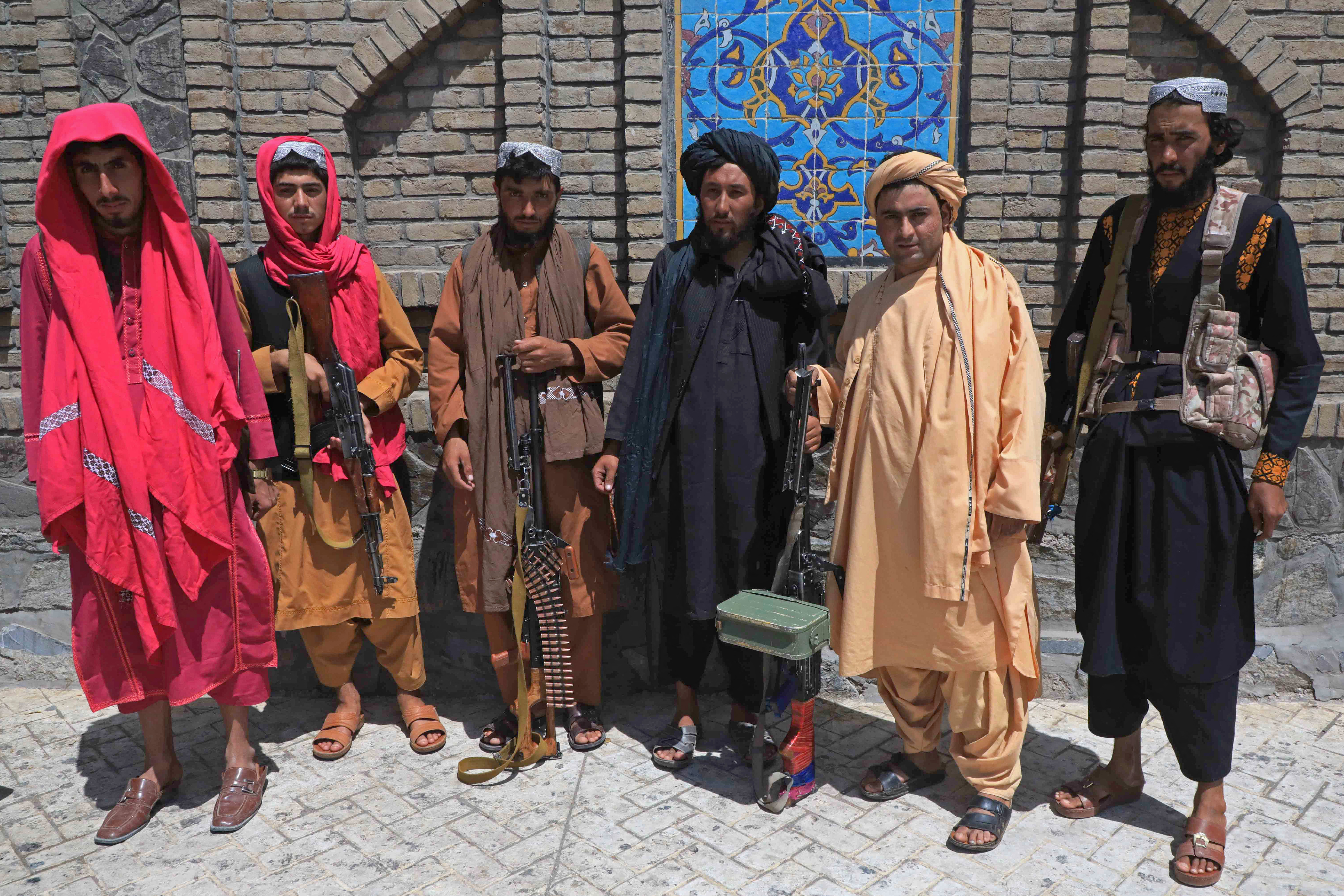 Talibanes capturan Jalalabad y Mazar-i-Sharif, quedan cerca de toma total de Afganistán