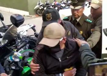 Instructor aprehendido es trasladado a celdas de la FELCC, 13 uniformados ya declararon