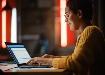 Multinacional anuncia becas para 30 mujeres con talento en tecnologías de la información