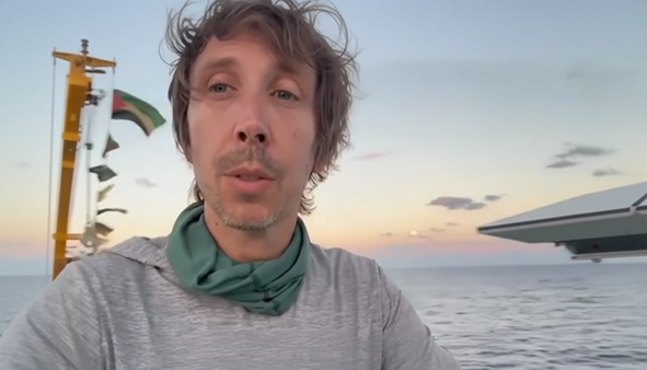 El activista estadounidense Thomas Becker, a bordo de la Flotilla Global Sumud, graba un mensaje desde el Mediterráneo antes de que el barco fuera interceptado por el ejército israelí.