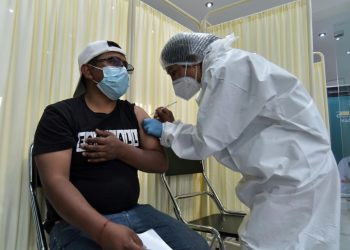 Auza ratifica que se analizarán estudios para asumir o no combinación de vacunas