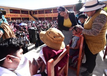 El Alto manda brigadas a colegios e instala puntos para vacunar contra la influenza y el COVID-19
