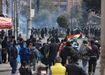 Vuelve la violencia, cocaleros intentan retomar sede y se enfrentan con la Policía