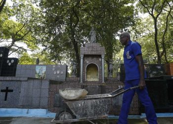 Sepulturero y filósofo, las dos vidas del brasileño Osmair Candido