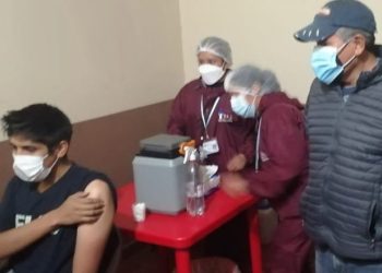 La vacunación masiva llega a los transportistas de Cochabamba