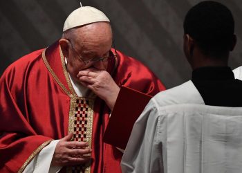 La decisión fue tomada para proteger la salud del pontífice, debido a que el Vía Crucis es nocturno. Foto: AFP