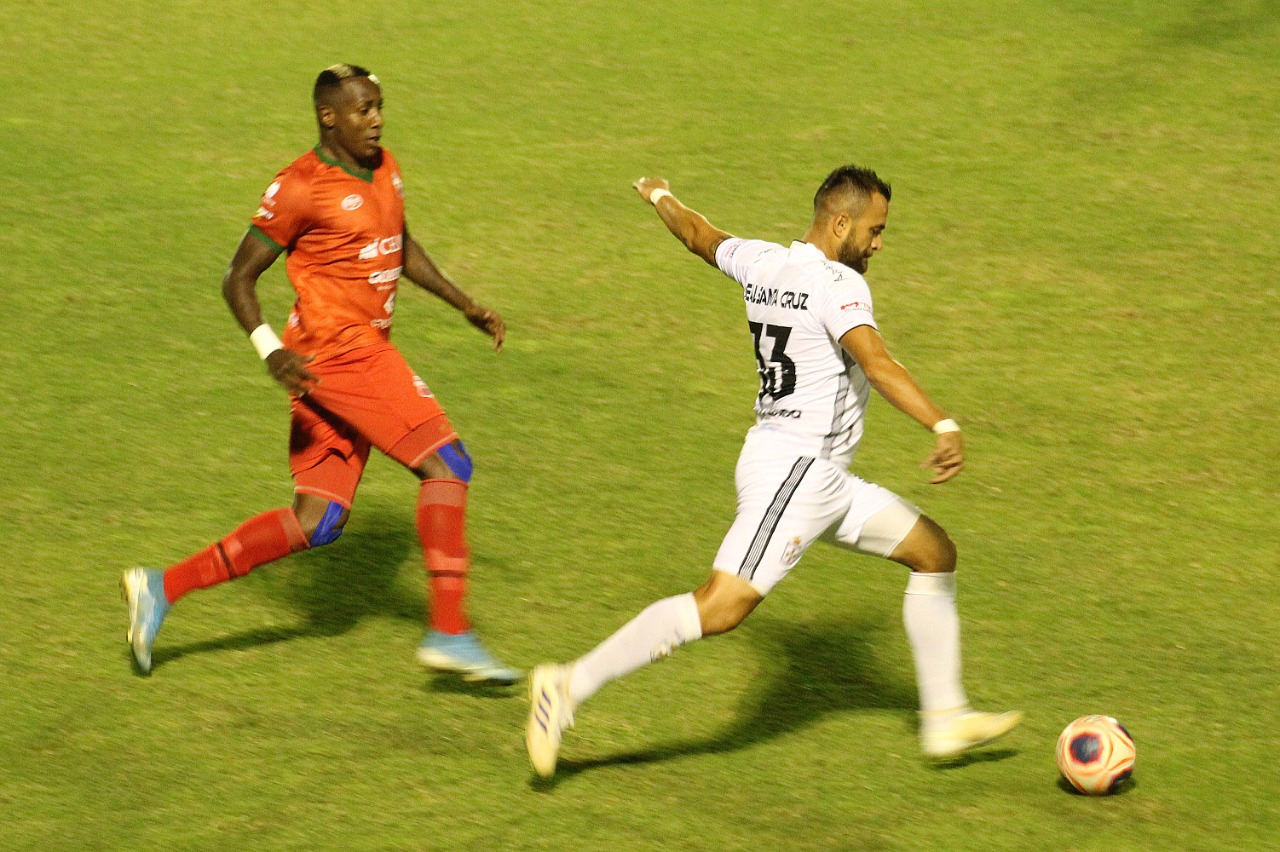 Guabirá gana con lo justo y trepa al segundo lugar