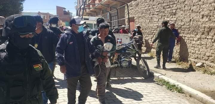 En Batallas retienen a cinco personas acusadas de un robo y queman su vehículo