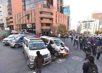 Transporte federado bloquea centro paceño y el Gobierno los convoca al diálogo