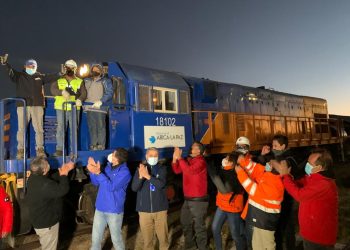 El tren de carga de Chile llega a Visviri y entrega el cargamento a ferrocarril boliviano