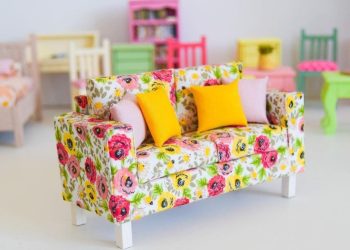 Artista se hace popular en redes sociales fabricando muebles realistas en miniatura