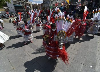 Grupos de baile danzan en La Paz y piden repeto por la morenada boliviana
