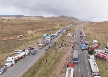 Transporte pesado radicaliza bloqueos en contra del ferrocarril Arica-La Paz y posterga reunión