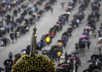 Los peregrinos de Fátima rezan para que termine la pandemia del COVID-19