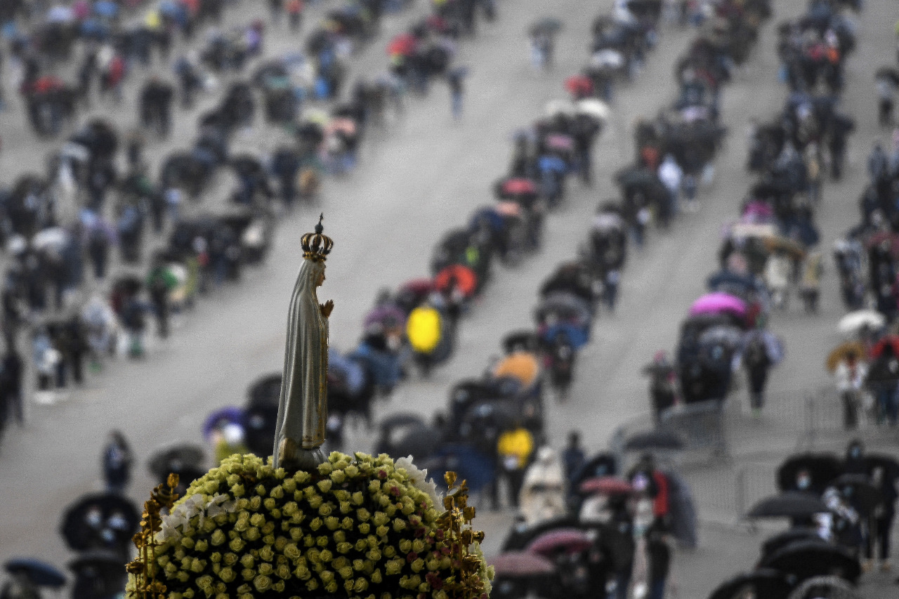 Los peregrinos de Fátima rezan para que termine la pandemia del COVID-19