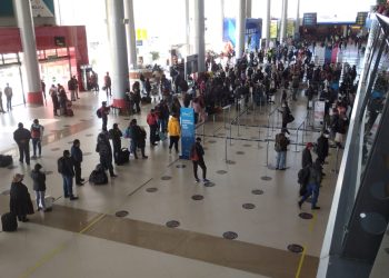 Trabajadores de AASANA paralizan operaciones aéreas en el país mientras dialogan con el Gobierno