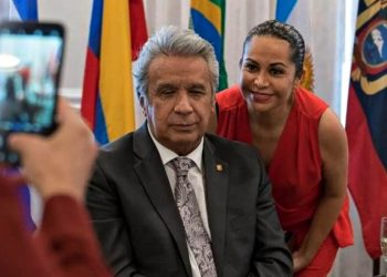 Lizárraga se muestra en fotos con Moreno, en foro del instituto de Sánchez Berzaín