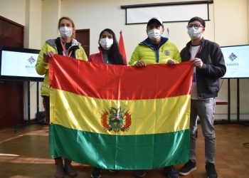 Viceministra Veizaga entrega la bandera nacional a Ayaviri y Bialek que escalarán el Himalaya