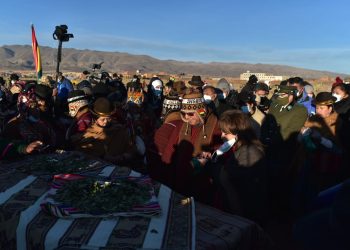 Arce dice que ‘se vienen días difíciles’ y le pide salud y fuerza a la Pachamama y al Tata Inti