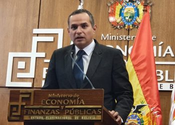 Exviceministro del Tesoro es arraigado y declara este lunes en la Fiscalía por el préstamo del FMI