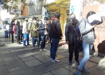 Se registran largas filas de jóvenes en el primer día de vacunación desde los 18 años de edad