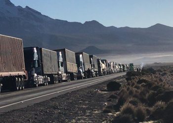 Transporte: Unos 1.500 vehículos están varados en la frontera con Chile por controles anti COVID-19