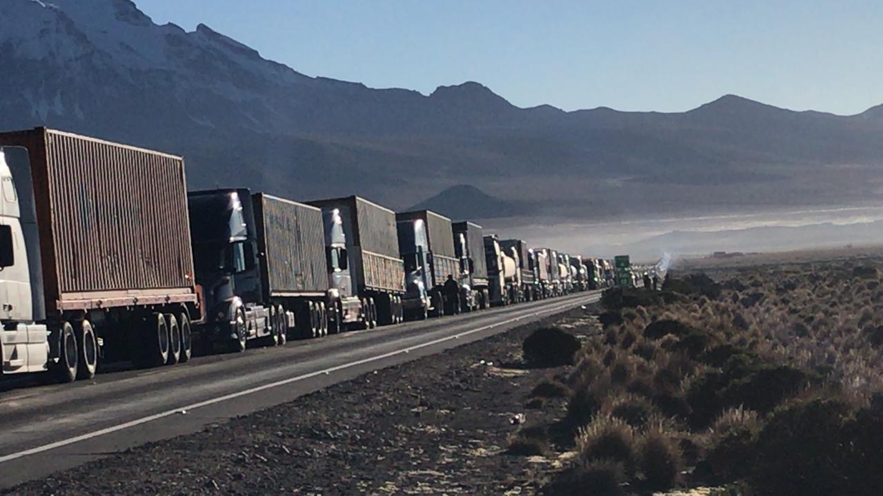 Transporte: Unos 1.500 vehículos están varados en la frontera con Chile por controles anti COVID-19