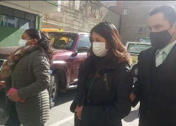 Exgerente legal de YPFB fue detenida por la compra con sobreprecio de 50 contenedores