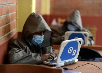 Arce anticipa que en una semana se podría volver a clases presenciales y semipresenciales