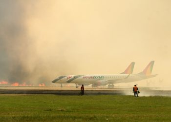 Un voraz incendio de pastizales afecta predios del aeropuerto de Viru Viru