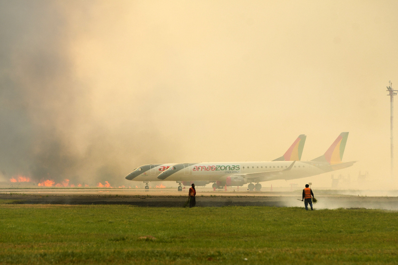 Un voraz incendio de pastizales afecta predios del aeropuerto de Viru Viru