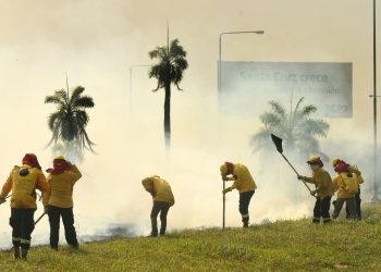 El viento reactiva el fuego en el Aeropuerto Internacional Viru Viru de Santa Cruz