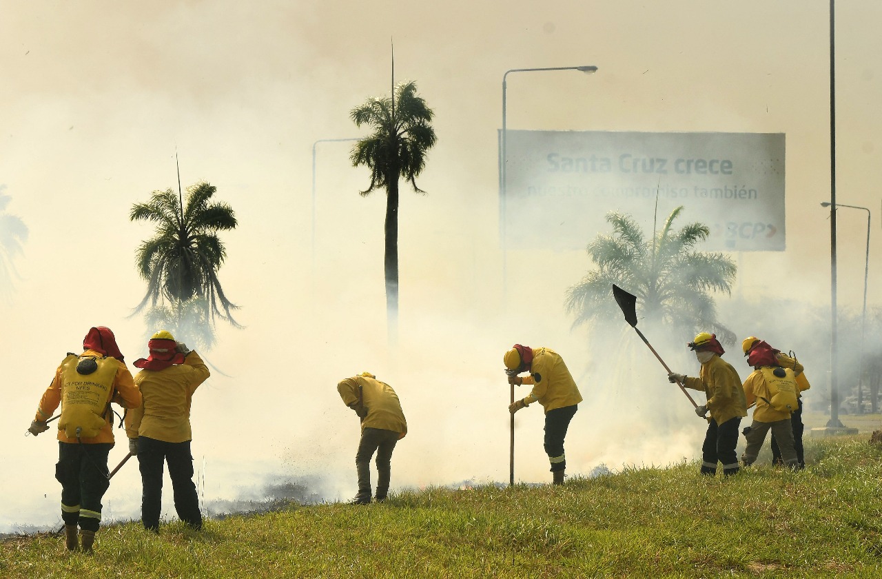 El viento reactiva el fuego en el Aeropuerto Internacional Viru Viru de Santa Cruz