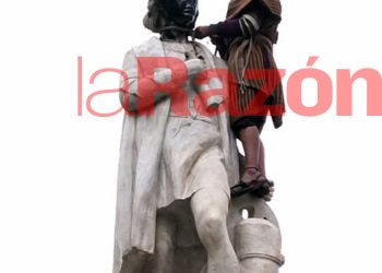 Un grupo de manifestantes intenta tumbar la estatua de Colón, hay arrestados