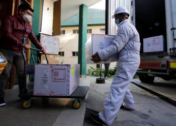 El Gobierno aguarda el arribo de dos lotes más de Pfizer por parte del mecanismo COVAX