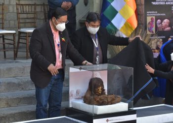 Autoridades nacionales celebran el retorno de una niña momia inca a sus raíces bolivianas