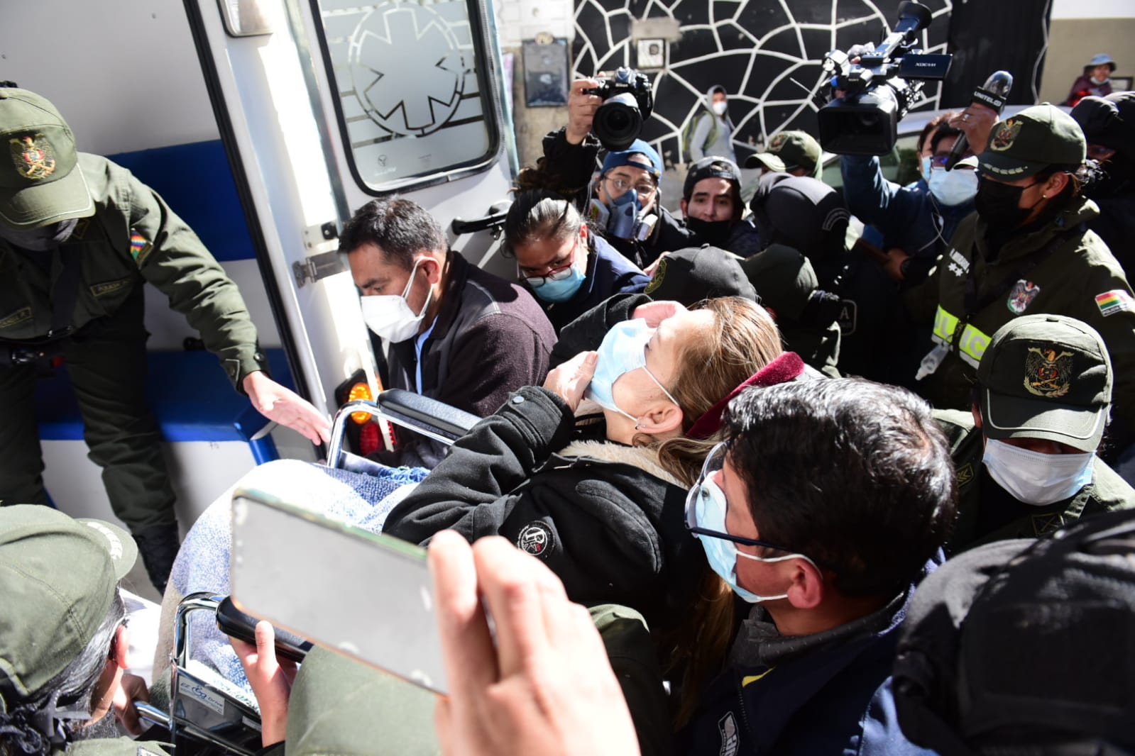 Áñez es llevada otra vez al Hospital del Tórax; su hija denuncia traslado ‘arbitrario’