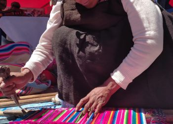 Artesanos muestran elaboración de prendas de tejido, una vivencia de los pueblos