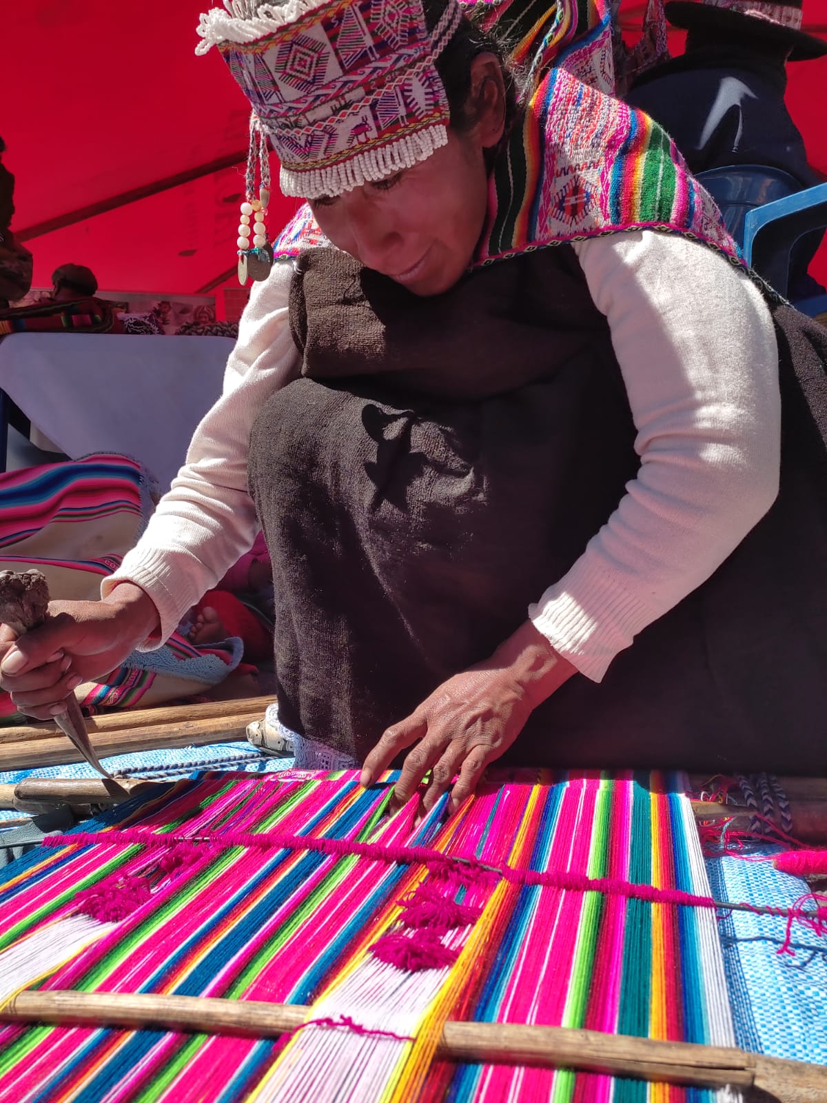 Artesanos muestran elaboración de prendas de tejido, una vivencia de los pueblos