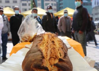 La ‘marraqueta más grande de La Paz’ se exhibe en la Feria Tradicional del Pan