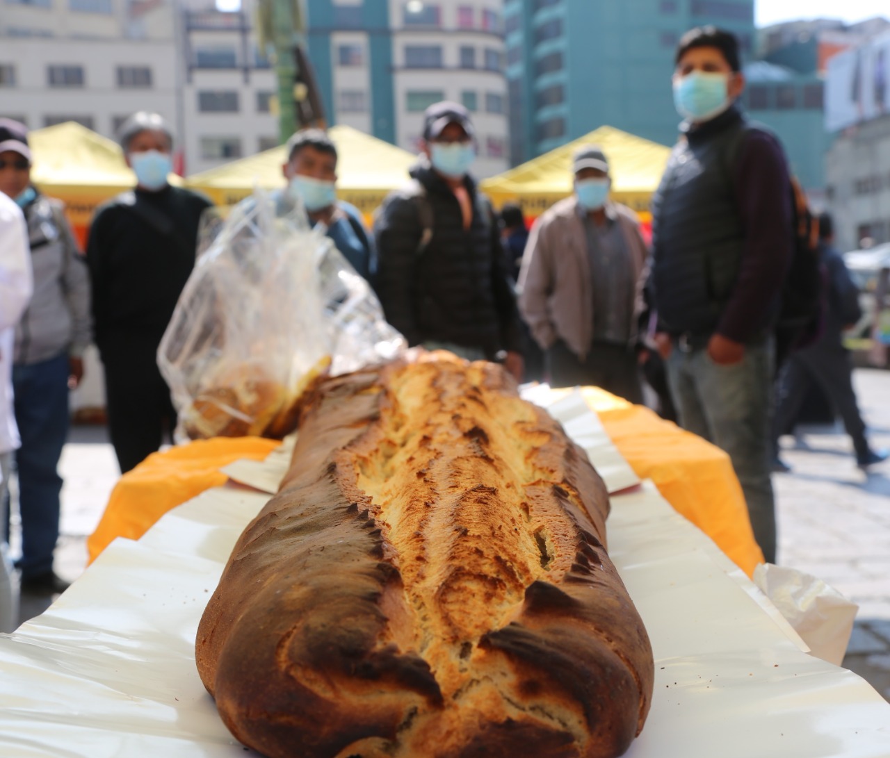 La ‘marraqueta más grande de La Paz’ se exhibe en la Feria Tradicional del Pan