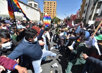 Manifestantes a favor y en contra de Áñez se enfrentan y dejan al menos un herido
