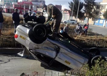 Un choque entre vehículos deja tres heridos en la avenida Ladislao Cabrera de El Alto