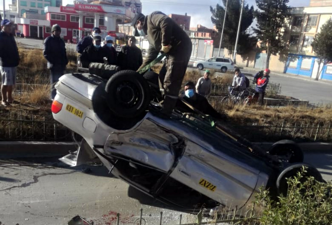 Un choque entre vehículos deja tres heridos en la avenida Ladislao Cabrera de El Alto
