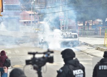 Policías y cocaleros se enfrentan en La Paz en medio de gases lacrimógenos