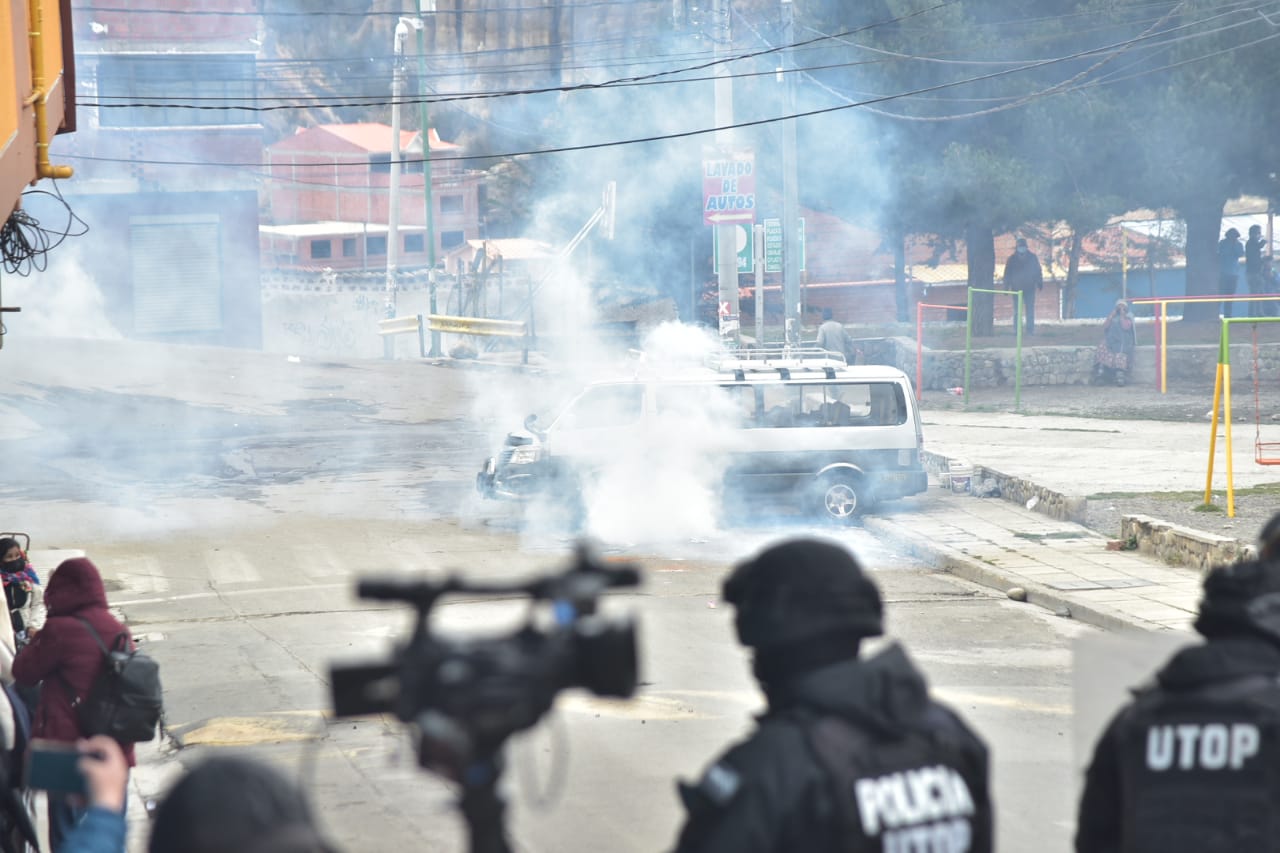Policías y cocaleros se enfrentan en La Paz en medio de gases lacrimógenos