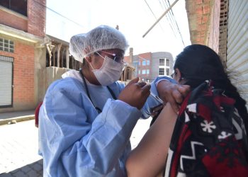 La vacunación contra el COVID-19 llega al 98% de la población en La Paz