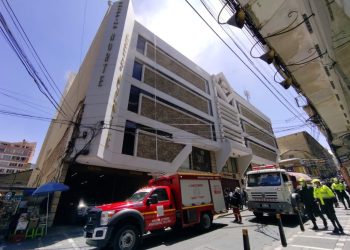 Un incendio genera alarma en un centro comercial de La Paz
