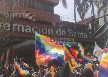 Manifestantes lanzan huevos e izan la wiphala en la Gobernación de Santa Cruz