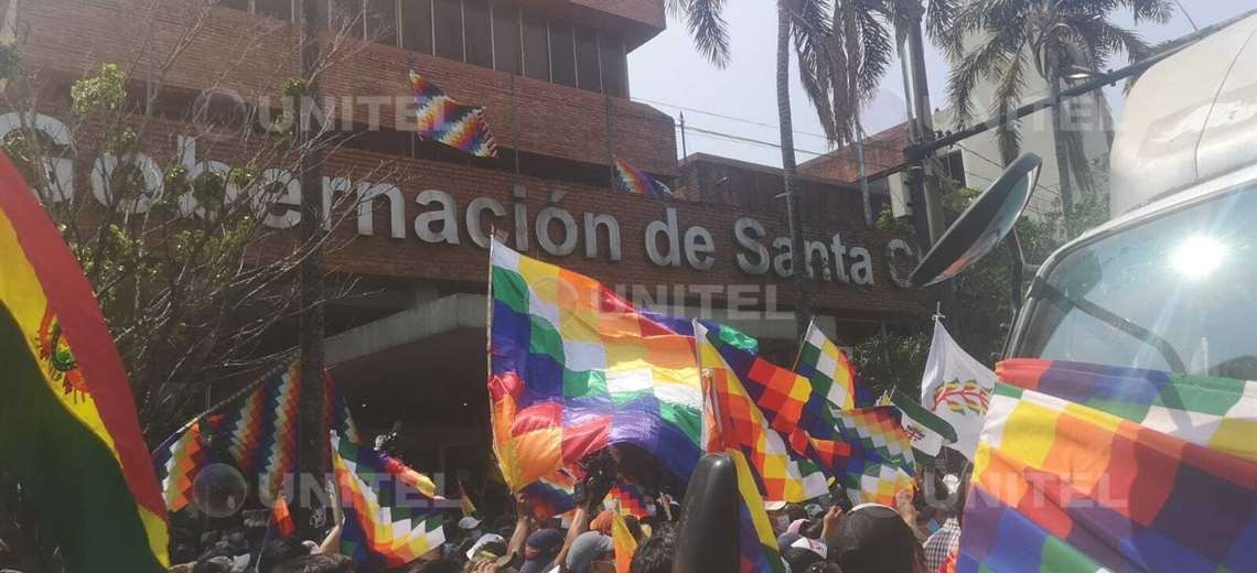 Manifestantes lanzan huevos e izan la wiphala en la Gobernación de Santa Cruz